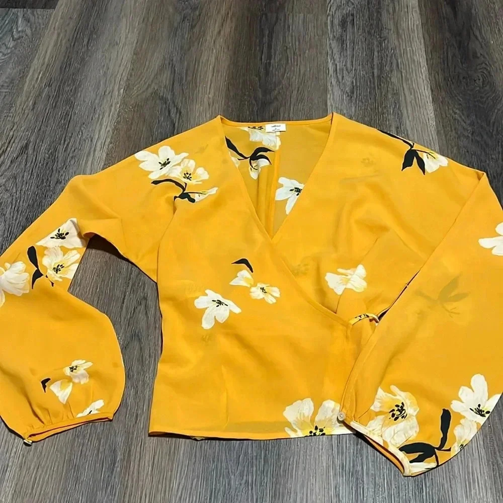 (45) Aritzia Wilfred floral  blouse